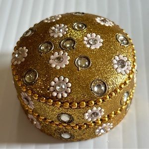 Trinket box. Pillbox.